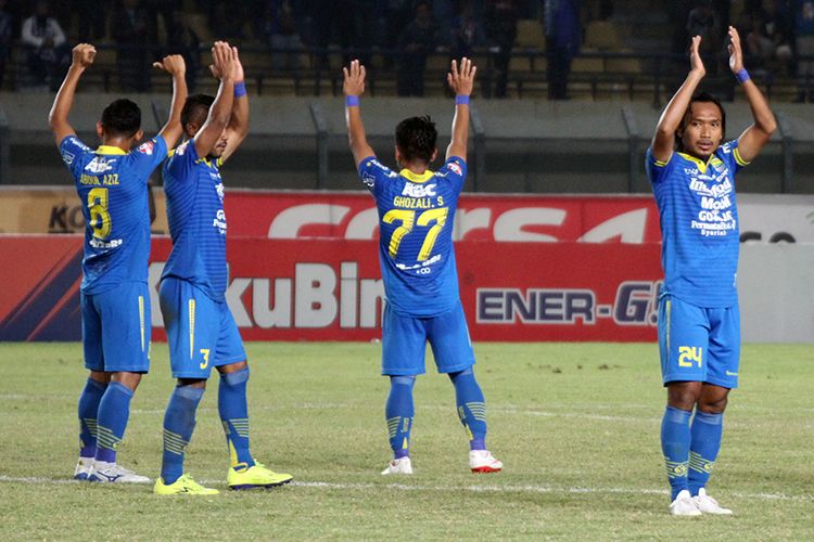 Para pemain Persib Bandung memberikan penghormatan kepada Bobotoh seusai mengalahkan Kalteng Putra FC, di Stadion Si Jalak Harupat, Kabupaten Bandung, beberapa waktu lalu. 