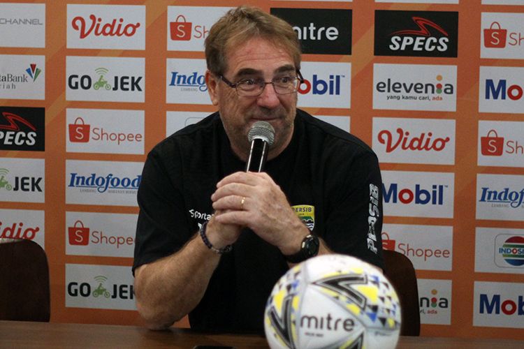 Pelatih Persib, Robert Alberts, dalam konferensi pers jelang pertandingan melawan Bali United di Graha Persib, Kota Bandung, Kamis (24/7/2019). (KOMPAS.com/SEPTIAN NUGRAHA)