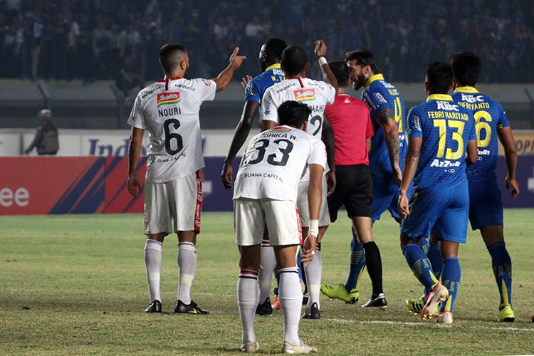 Para pemain Persib memprotes keputusan wasit Dwi Purba, saat berhadapan dengan Bali United, di Stadion Si Jalak Harupat, Kabupaten Bandung, Jumat (26/7/2019). (KOMPAS.com/SEPTIAN NUGRAHA)