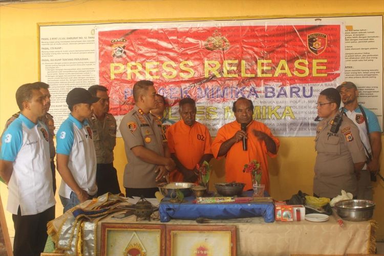 Tersangka saat menyesali perbuatannya ketika polisi menggelar press release kasus penodaan agama, Sabtu (3/8/2019)