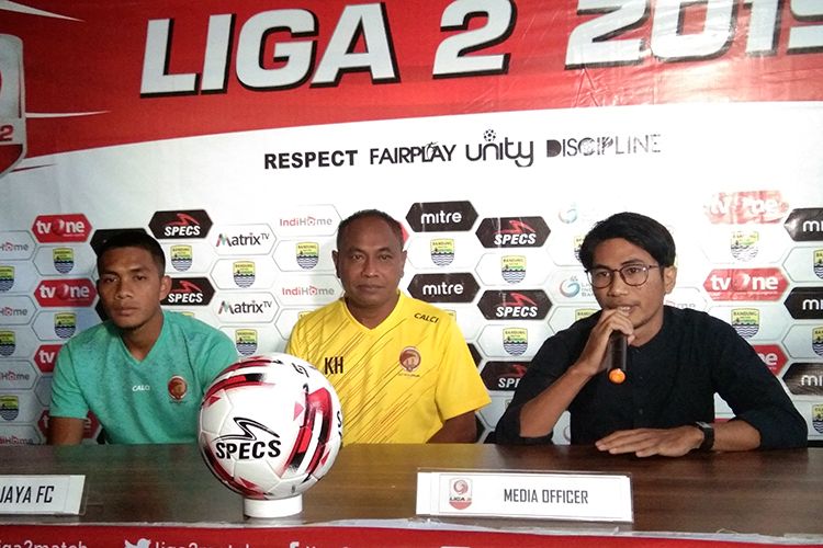 Pelatih Sriwijaya FC, Kas Hartadi (tengah), bersama pemainnya Akbar Zakaria (kiri), dalam konferensi pers sebelum pertandingan melawan Blitar Bandung United, Minggu (4/8/2019). 