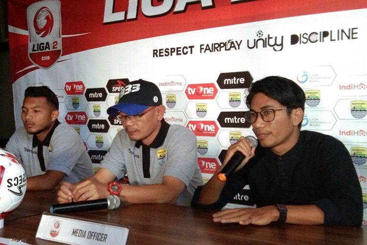 Pelatih Blitar Bandung United, Liestiadi (tengah), bersama pemainnya M Iqbal (kiri), dalam konferensi pers sebelum pertandingan melawan Sriwijaya FC, Minggu (4/8/2019). 