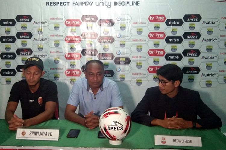 Pelatih Sriwijaya FC, Kas Hartadi (tengah), bersama pemainnya Yongki Aribowo (kiri) dalam konferensi pers pertandingan dengan Blitar Bandung United, Senin (5/8/2019). 