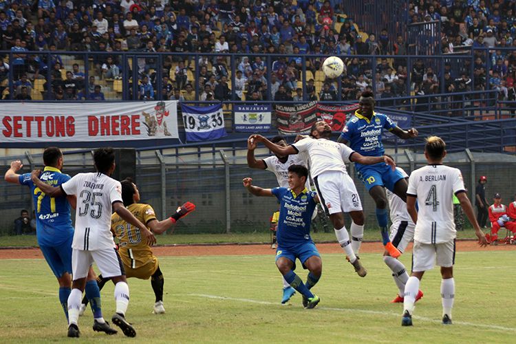 Penyerang Persib Bandung, Ezechiel NDouassel, menyambut bola hasil umpan silang rekannya saat Persib berhadapan dengan Madura United, beberapa waktu lalu. 