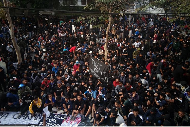 Aksi demonstrasi Bobotoh di depan Graha Persib, Kota Bandung, Sabtu (10/8/2019). (KOMPAS.com/SEPTIAN NUGRAHA)