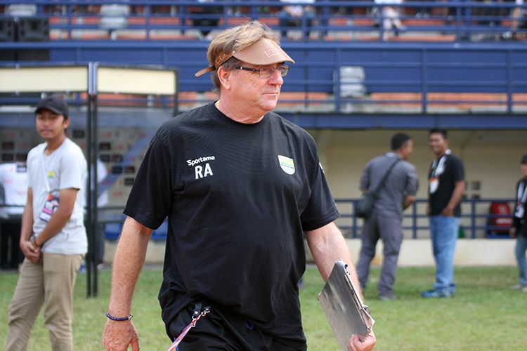 Pelatih Persib Bandung, Robert Rene Alberts.