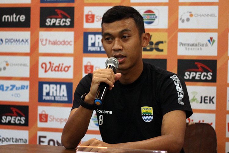 Pemain Persib Bandung, Abdul Aziz, dalam konferensi pers sebelum laga melawan Borneo FC. 