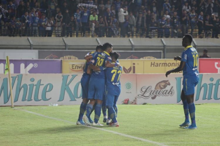 Para pemain Persib Bandung merayakan gol ke gawang Borneo FC pada pertandingan pekan ke-14 Liga 1 2019, di Stadion Si Jalak Harupat, Soreang, Kabupateng Bandung, Rabu (14/8/2019). Pertandingan berakhir dengan skor 2-2.