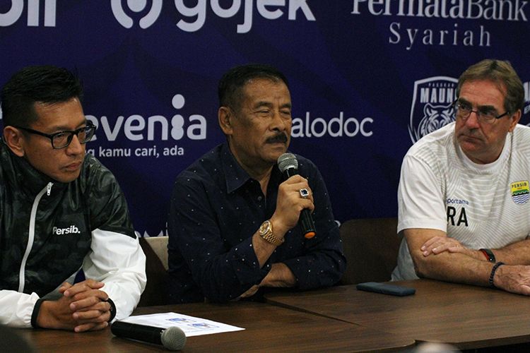 Manajer Persib Bandung, Umuh Muchtar (tengah), dalam konferensi pers pengenalan tiga pemain asing baru Persib, beberapa waktu lalu.  