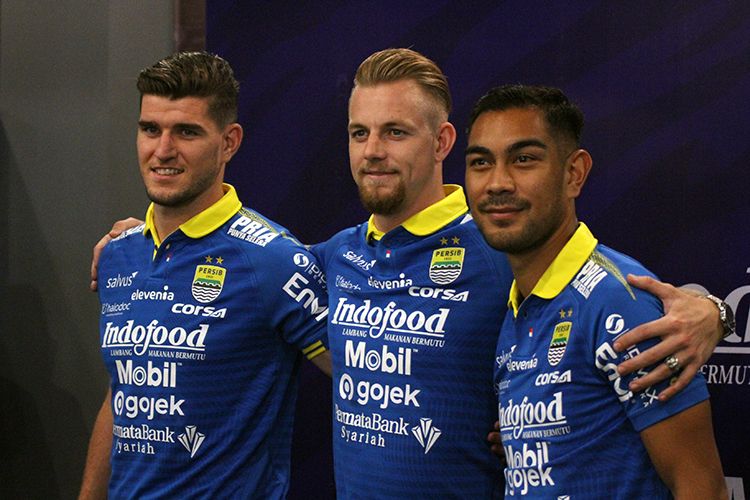 Tiga pemain asing baru Persib Nick Kuipers (kiri), Kevin van Kippersluis (tengah), dan Omid Nazari (kanan) saat diperkenalkan di Graha Persib, Selasa (20/8/2019).