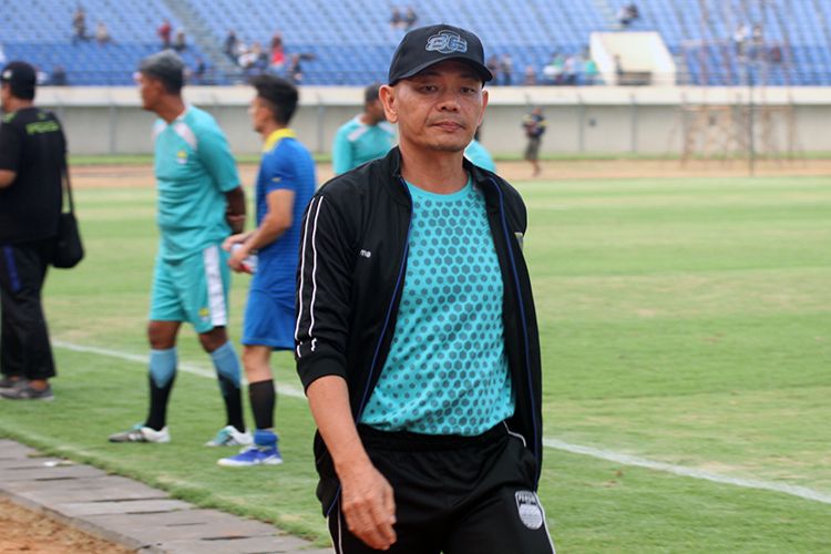 Pelatih Blitar Bandung United, Liestiadi.
