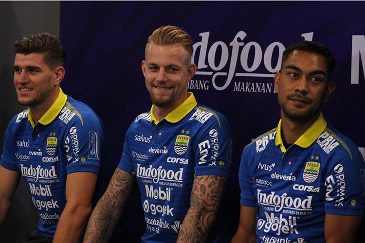 Nick Kuipers (kiri), Kevin van Kippersluis (tengah), dan Omid Nazari (kanan) diperkenalkan sebagai pemain baru Persib Bandung. (KOMPAS.com/SEPTIAN NUGRAHA)