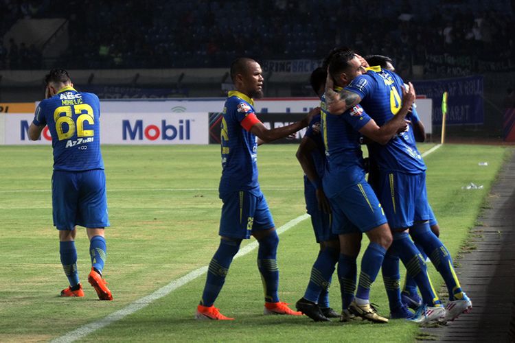 Tim Persib Bandung, saat merayakan gol ke gawang Tira-Persikabo. (KOMPAS.com/SEPTIAN NUGRAHA)