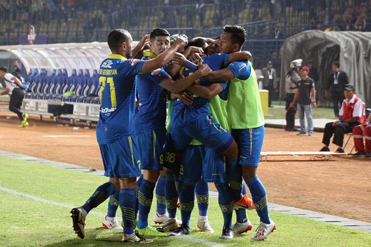 Tim Persib Bandung merayakan kemenangan atas Kalteng Putra FC. (KOMPAS.com/SEPTIAN NUGRAHA)