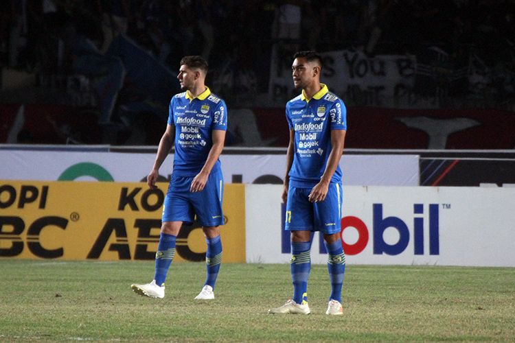 Nick Kuipers (kiri) dan Omid Nazari (kanan) melakoni debut bersama Persib Bandung di Liga 1 2019, di Stadion Si Jalak Harupat, Kabupaten Bandung, Jumat (30/8/2019). 