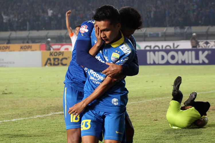 Erwin Ramdani merayakan golnya ke gawang PSS Sleman, di Stadion Si Jalak Harupat, Kabupaten Bandung, Jumat (30/8/2019).