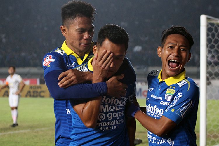Pemain Persib Bandung, merayakan gol kemenangan ke gawang PSS Sleman pada pekan ke-17 Liga 1 2019. 