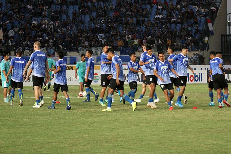 Sesi warming up Persib Bandung sebelum berhadapan dengan PSS Sleman pada pekan ke-17 Liga 1 2019.