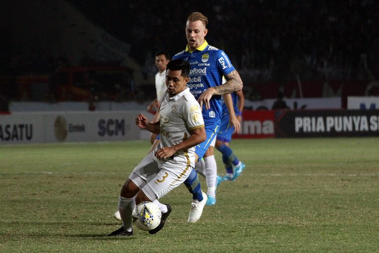Penyerang Persib Bandung, Kevin van Kippersluis (biru) berduel bersama pemain belakang PSS Sleman, saat kedua tim bentrok pada pekan ke-17 Liga 1 2019.