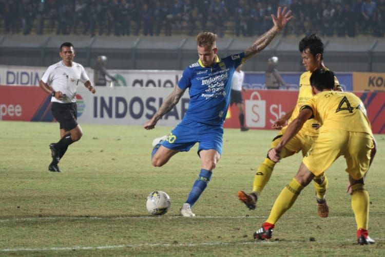 Gelandang Persib Bandung, Kevin van Kippersluis, berusaha melepaskan tembakan pada pertandingan Liga 1 melawan Semen Padang, Rabu (18/9/2019). 
