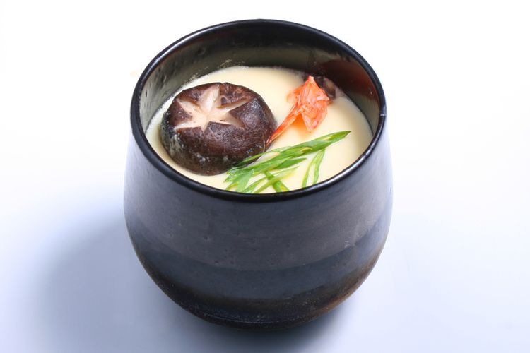 Chawanmushi terbuat dari telur kukus dicampur ayam, kamaboko, dan jamur. 