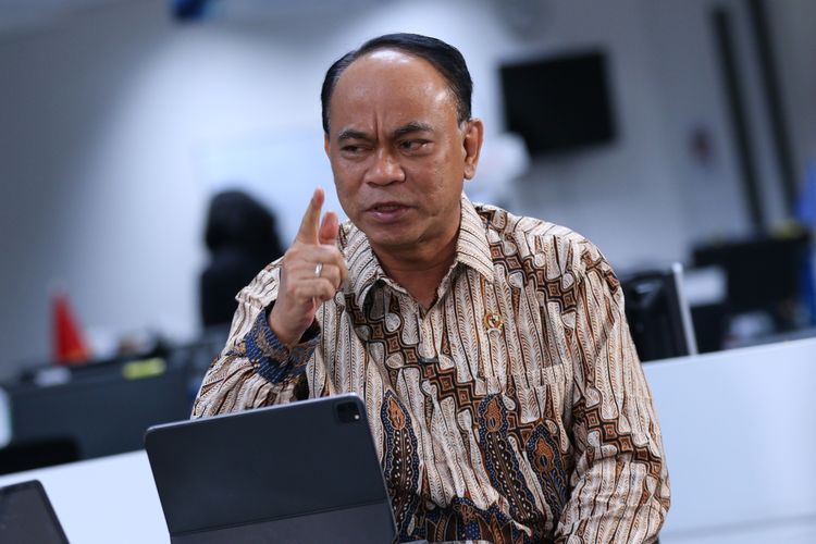 Menteri Komunikasi dan Informatika Budi Arie Setiadi saat menjadi narasumber pada acara Obrolan Newsroom Kompas.com di Menara Kompas dan disiarkan langsung di kanal Youtube Kompas.com, Senin (7/10/2024). 