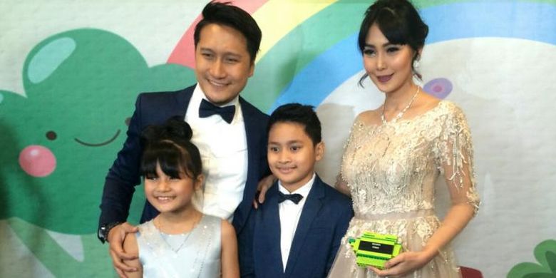Arie Untung dan Fenita bersama dua anak mereka menghadiri ajang Mom & Kids Awards 2016 di studio MNC TV, Jakarta, Senin (19/12/2016).
