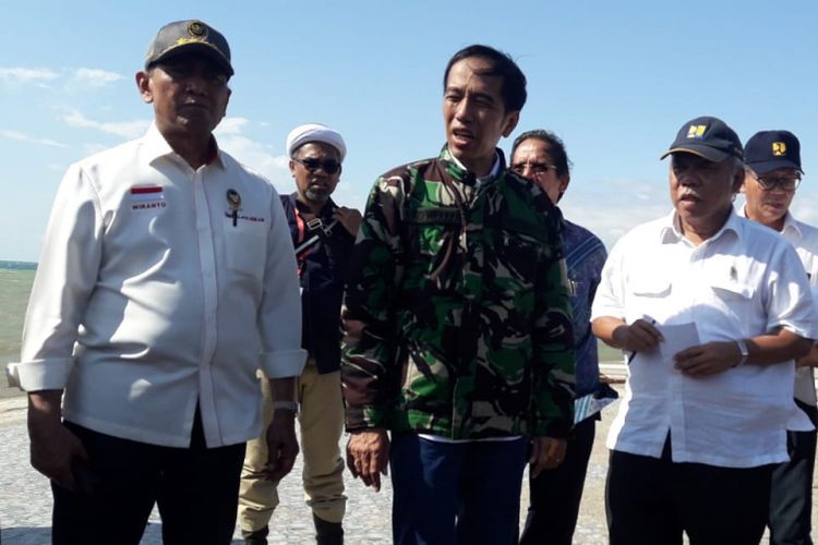 Presiden Joko Widodo dan Menteri PUPR Basuki Hadimuljono beserta Menkopolhukam Wiranto meninjau Pantai Talise, Palu, Sulawesi Tengah, Minggu (30/9/2018).