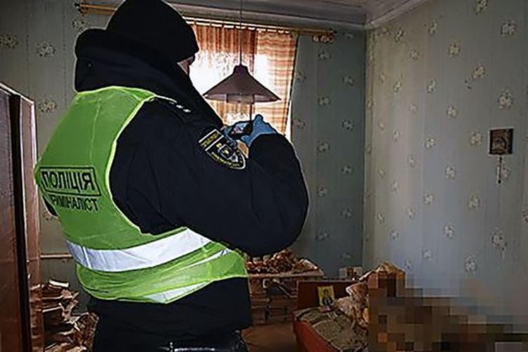 Seorang petugas polisi mengambil gambar jenazah perempuan yang sudah diawetkan yang ditemukan di sebuah apartemen di Ukraina.