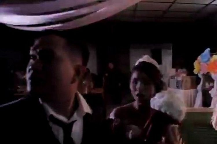 Randy Manaois dan Jennifer menggelar pesta pernikahan mereka, yang kemudian dikacaukan oleh kehadiran siklon tropis Mangkhut di Filipina. (Daily Mail)
