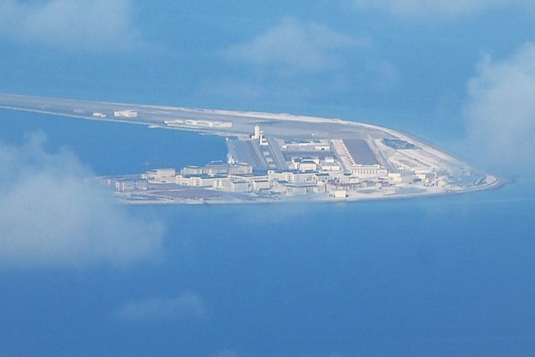 Foto udara daratan buatan China, Karang Subi di Kepulauan Spratly di Laut Cina Selatan. AS menyebut Beijing akan membangun tujuh pangkalan militer di jalur laut yang disengketakan.