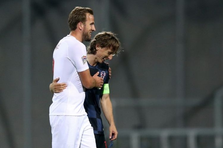 Kapten Inggris, Harry Kane (putih) dan kapten Kroasia, Luka Modric (biru) pada laga kedua Liga A Grup 4 UEFA Nations League, di Stadion HNK Rijeka, Jumat (12/10/2018).