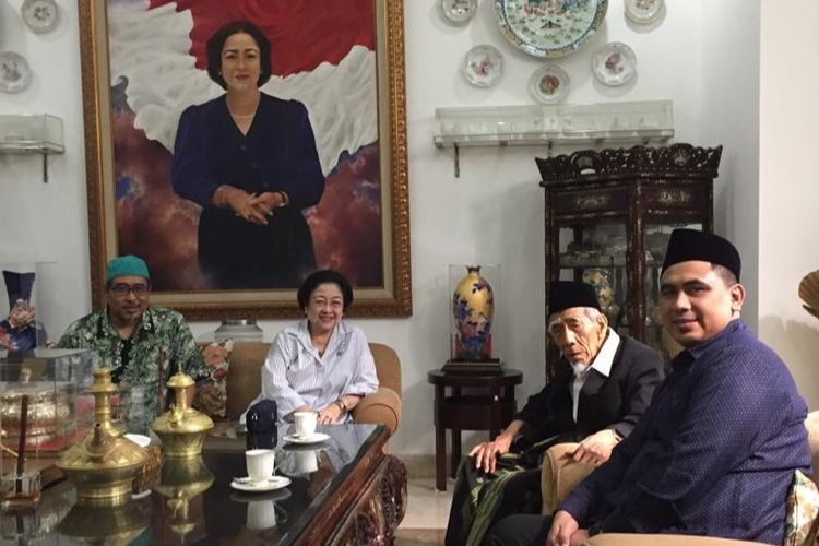 Mbah Moen datang bersama putranya yang juga Wakil GubernurJawa Tengah Taj Yasin Maimoen. Megawati menerima keduanya di kediamannya di Jalan Teuku Umar, Menteng, Jakarta Pusat, Sabtu (27/7/2019).