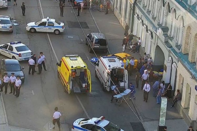 Gambar CCTV yang dikeluarkan oleh  Pusat Lalu Lintas Kota Moskwa, menunjukkan petugas polisi dan paramedis Rusia berada di tempat kejadian, setelah sebuah taksi melaju ke kerumunan pedestrian dan melukai 7 orang pada Sabtu (16/6/2018) di Moskwa Rusia. (AFP)