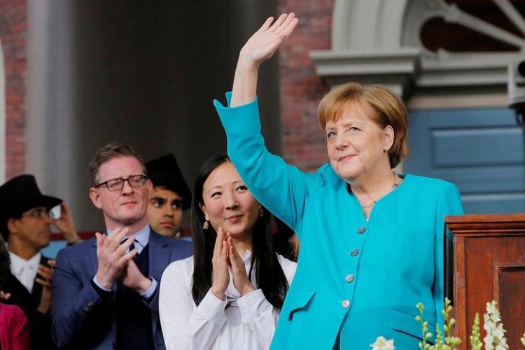Kanselir Jerman Angela Merkel melambaikan tangan setelah menyampaikan pidato pembukaan selama acara pembukaan di Universitas Harvard, Cambridge, Massachusetts, AS, Kamis (30/5/2019). (REUTERS/BRIAN SNYDER)