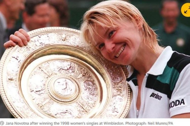 Jana Novotna ketika memenangi tunggal putri Wimbledon tahun 1998.