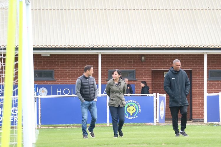 Sekjen PSSI Ratu Tisha Destria (tengah) bersama Direktur Teknis Garuda Select, Dennis Wise, dan pelatih Des Walker, sebelum laga melawan Leicester U-17, Senin (6/5/2019).