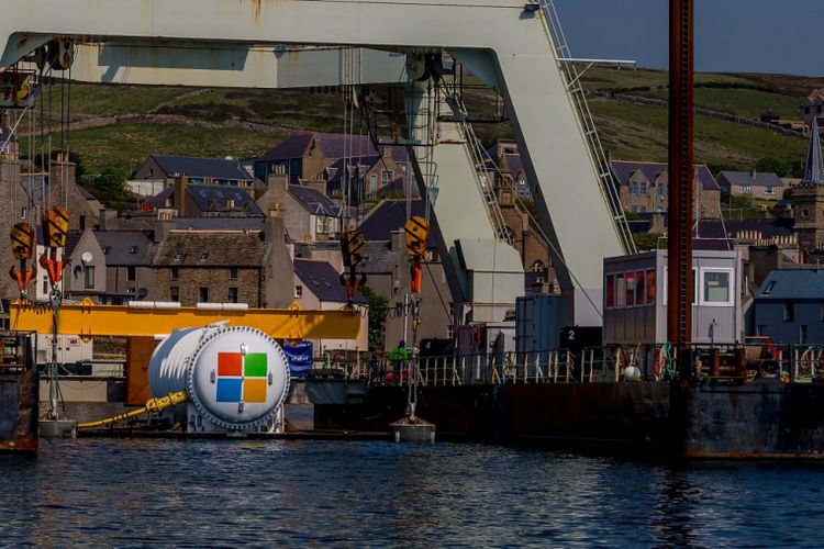 Proyek Natick Microsoft yang menenggelamkan pusat data di Kota Stromness, Pulau Orkney, Skotlandia.