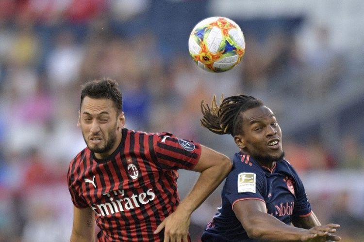 Pemain AC Milan, Hakan Calhanoglu, dan Renato Sanches dari Bayern Muenchen saat pertandingan International Champions Cup antara Bayern dan AC Milan di Childrens Mercy Park di Kansas City, Missouri pada 23 Juli 2019.