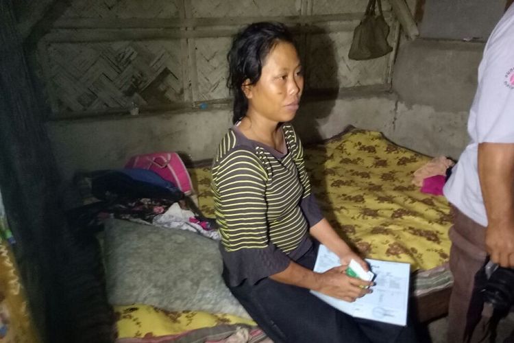 Emiti (32), warga Desa Sidamulya, Wanasari, Brebes, Jawa Tengah, saat berada di rumahnya.