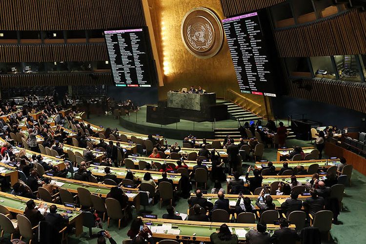 Hasil pemungutan suara ditampilkan di hadapan anggota Majelis Umum PBB yang membatalkan pengakuan AS atas Yerusalem sebagai ibu kota Israel usai voting yang dilakukan di markas besar PBB, Kamis (21/12/2017).
