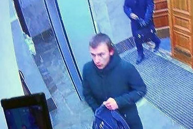 Rekaman CCTV yang memperlihatkan remaja Rusia membawa ransel berisi bom ke kantor Federal Security Service (FSB) Rusia di kota Arkhangelsk. (Moscow Times)