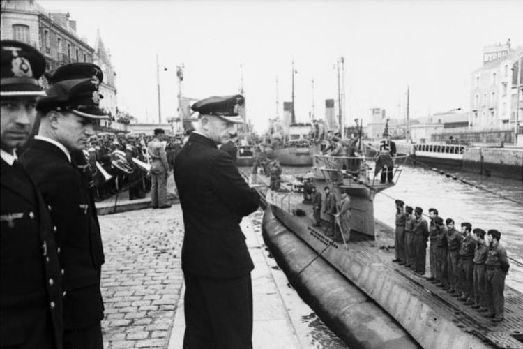Karl Donitz memantau kedatangan U-94 di St. Nazaire pada Juni 194. (Wikipedia)