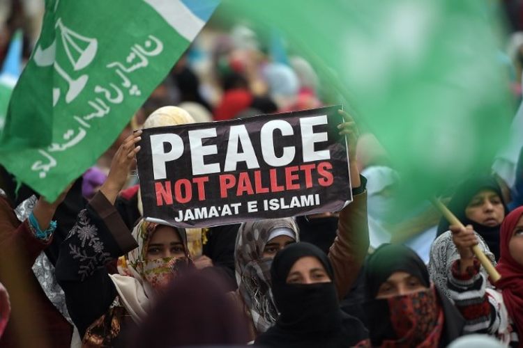Warga Pakistan dari partai Jamaat-e-Islami berkumpul dalam demonstrasi untuk menandai Hari Solidaritas Kashmir di Islamabad pada 5 Februari 2019. (AFP/AAMIR QURESHI)