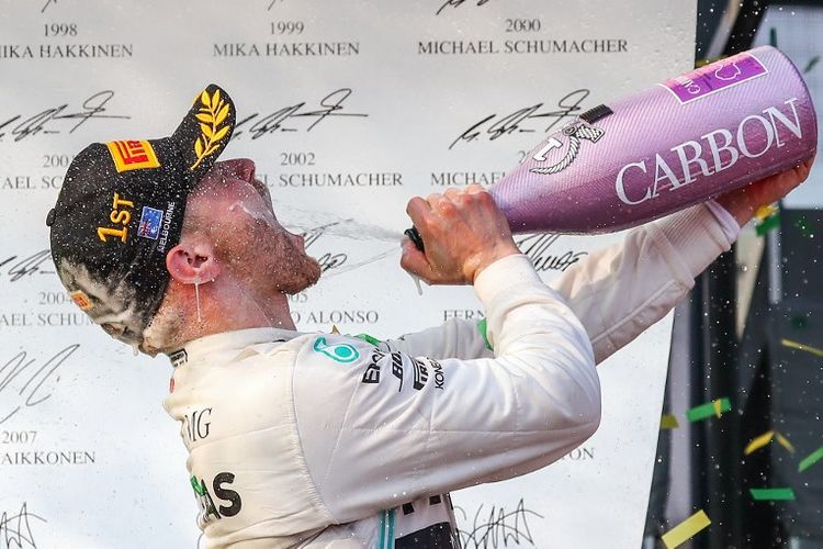 Pebalap Mercedes asal Finlandia, Valtteri Bottas, melakukan selebrasi di atas podium usai memenangi seri pertama Formula One (F1) GP Australia, di Melbourne, Australia, 17 Maret 2019.