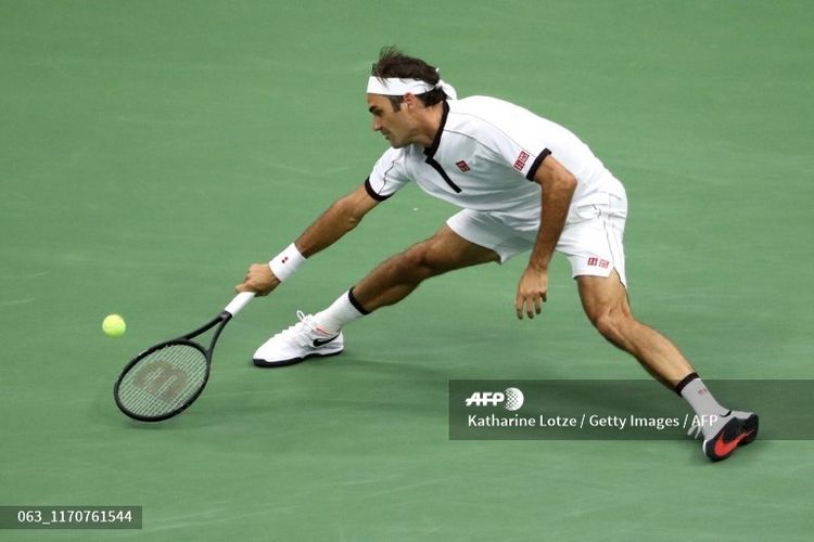 Petenis nomor tiga dunia, Roger Federer mengembalikan bola dari lawannya Damir Dzumhur dalam empat set di US Open 2019. Federer memaksa Dzumhur bertekuk lutut dengan skor 3-6, 6-2, 6-3, dan 6-4.
