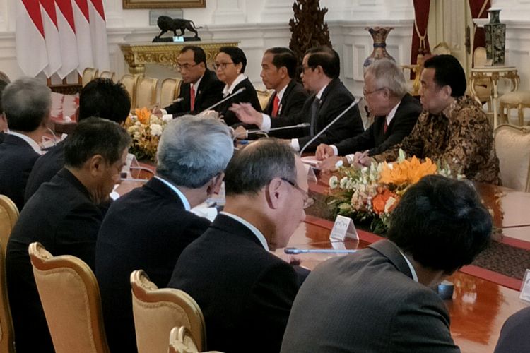 Presiden Joko Widodo bertemu mantan Perdana Menteri Jepang Yasuo Fukuda di Istana Merdeka, Jakarta, Jumat (27/10/2017).