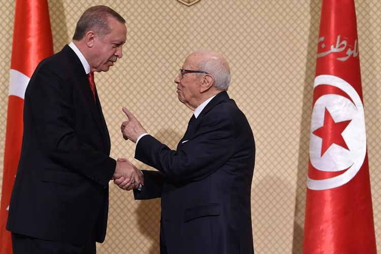 Presiden Turki Recep Tayyip Erdogan (kiri) bersama Presiden Tunisia Beji Caid Essebsi, Rabu (27/12/2017).