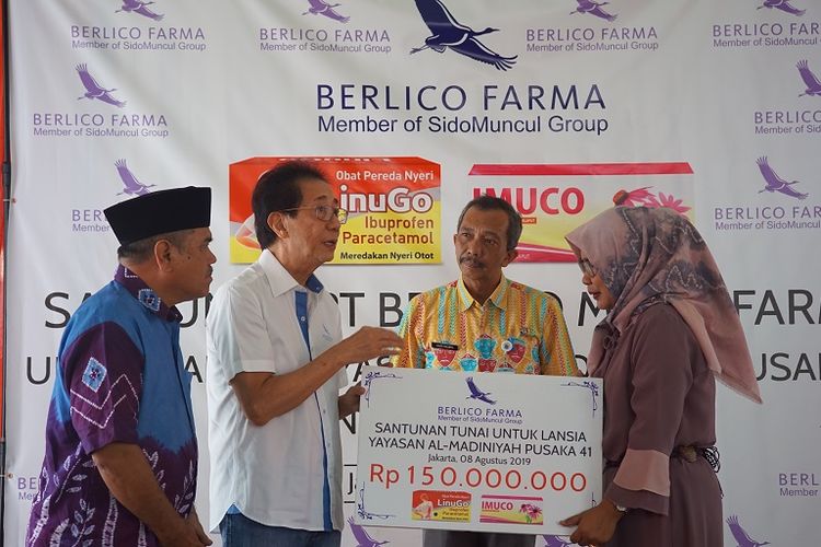 PT Berlico Mulia Farma memberikan bantuan sejumlah Rp 150 juta untuk Panti Jompo Pusat Layanan Santunan Keluarga (Pusaka) 41 binaan Yayasan Al-Madiniyah, Cengkareng, Jakarta, Kamis (8/8/2019).