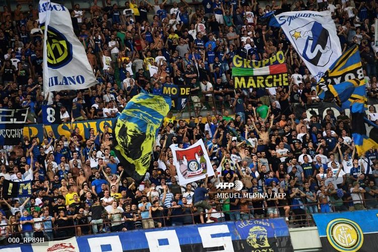 Inter Milan supporters cheer before the Italian Serie A football match Inter Milan vs Fiorentina at the San Siro stadium in Milan on August 20, 2017. 
MIGUEL MEDINA / AFP